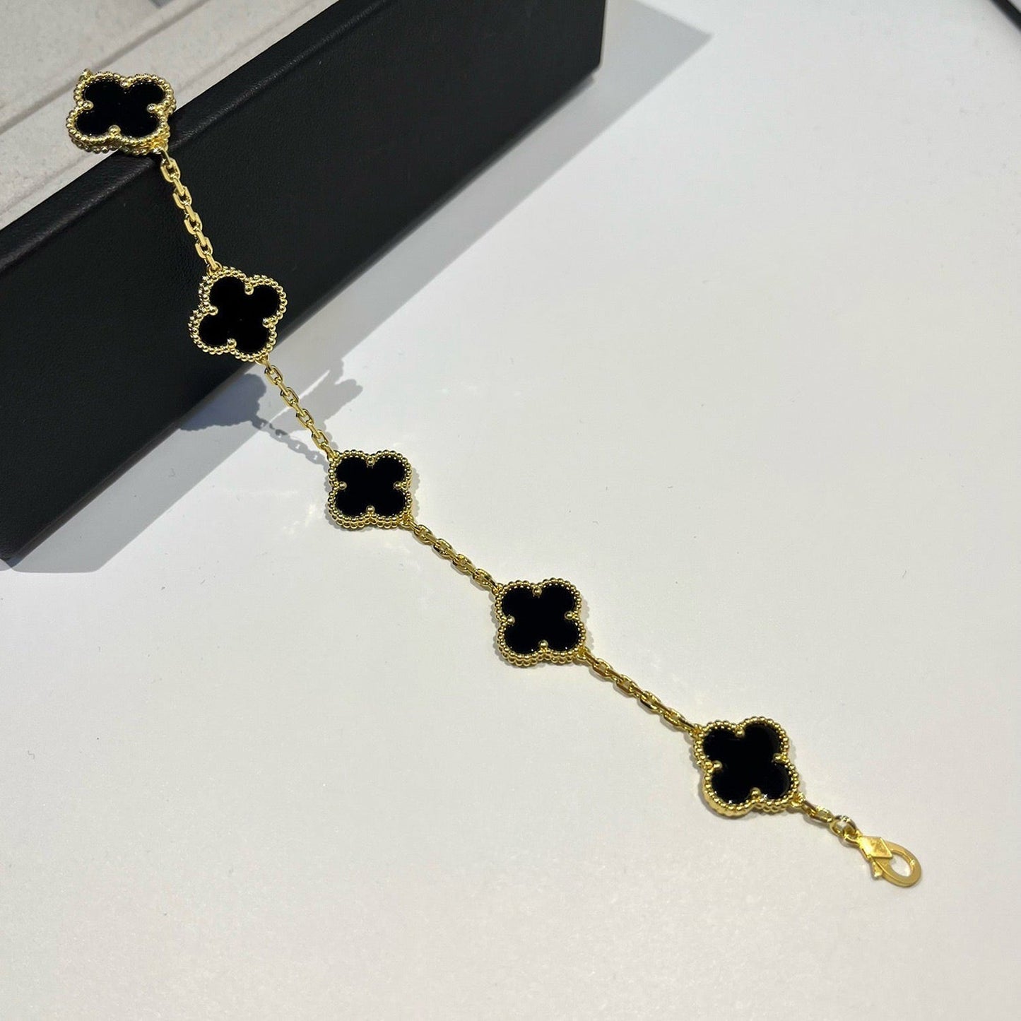 [Elite] CLOVER 5 MOTIF ONYXS BRACELET COLLECTION