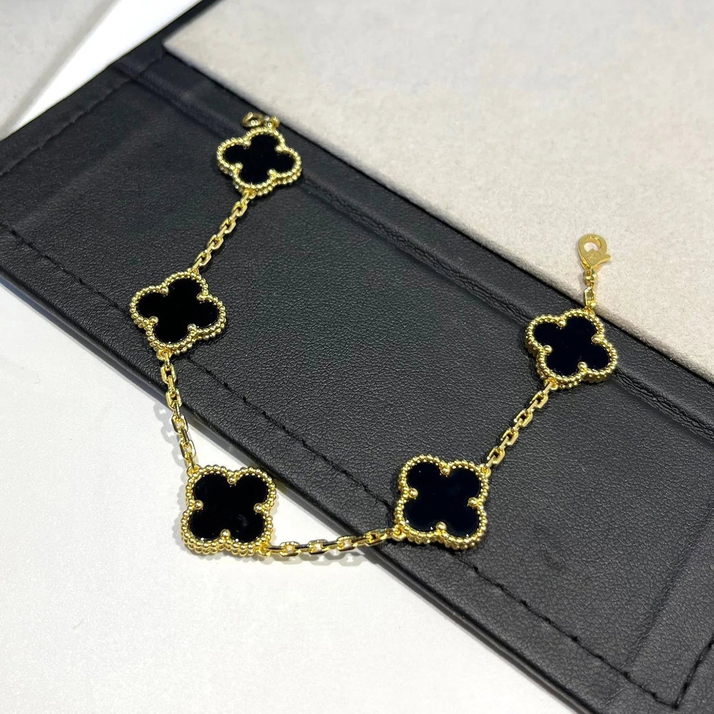 [Elite] CLOVER 5 MOTIF ONYXS BRACELET COLLECTION