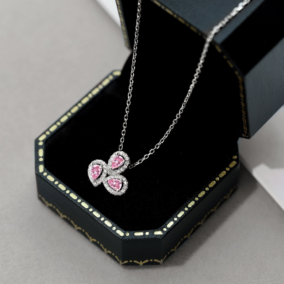 [Elite]Elegant Flower Shape Pear Cut Necklace