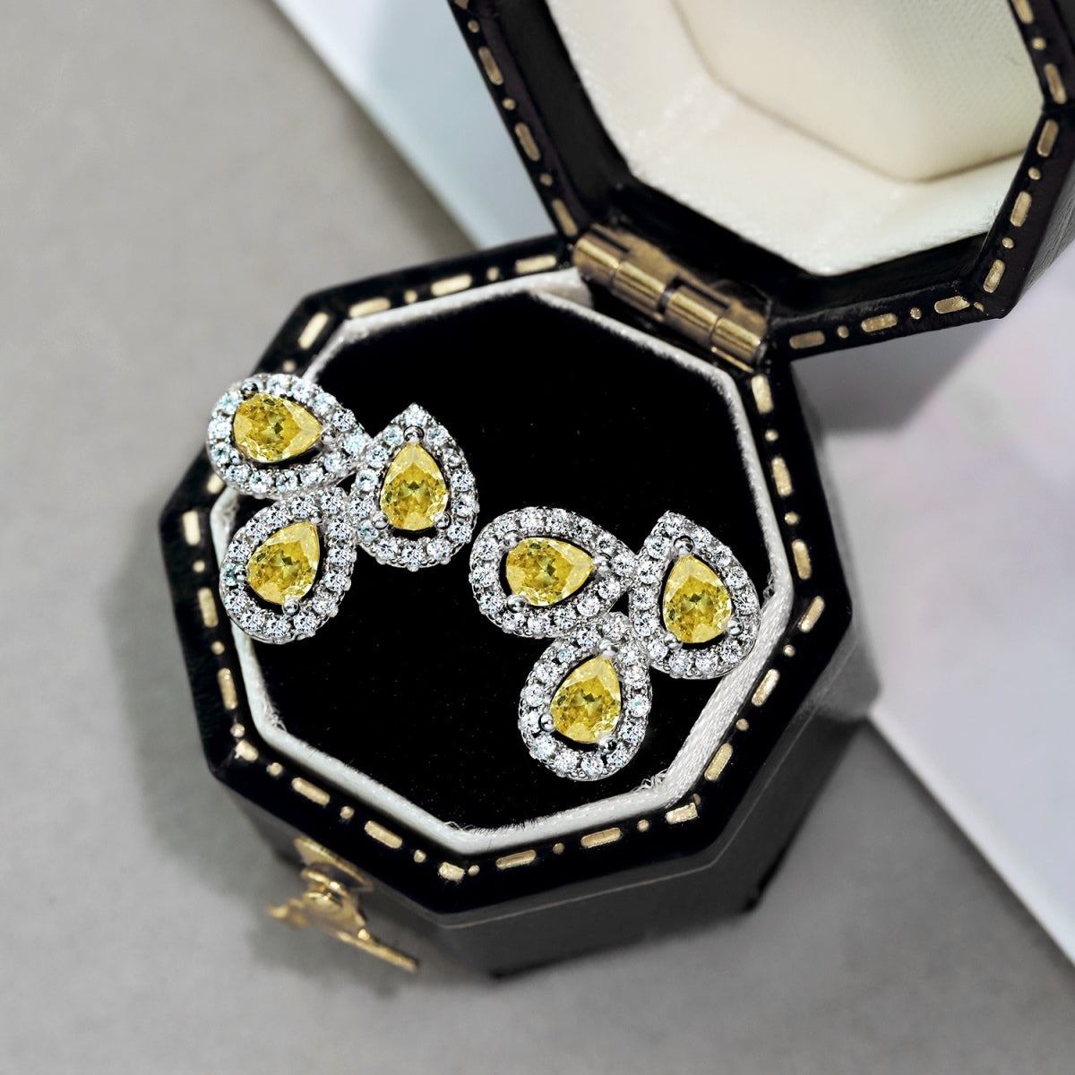 [Elite]Ornate Flower Shape Pear Cut Lover Earrings