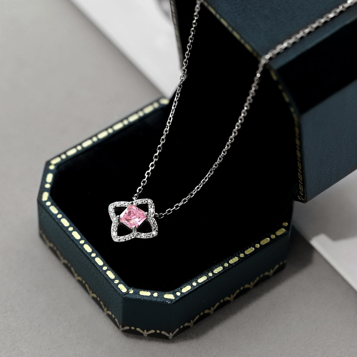 [Elite]Exquisite Flower Shape Princess Cut Necklace