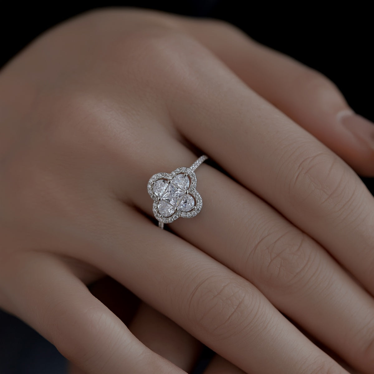 [Elite]Luxurious Eternity Flower Shape Banquet Ring