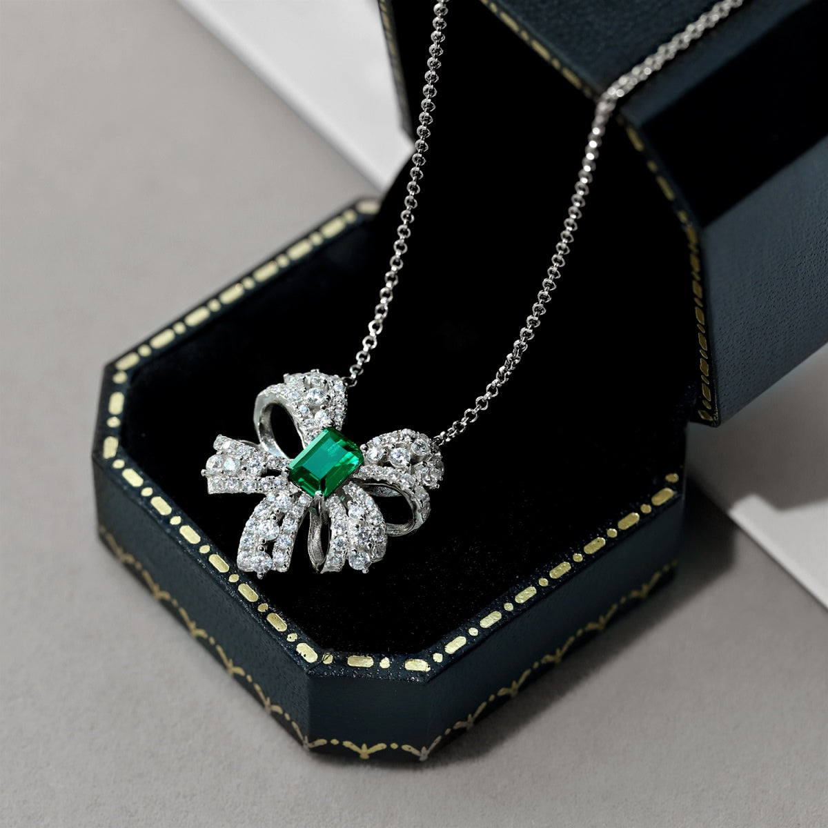 [Elite]Luxurious Flower Shape Emerald Cut Necklace