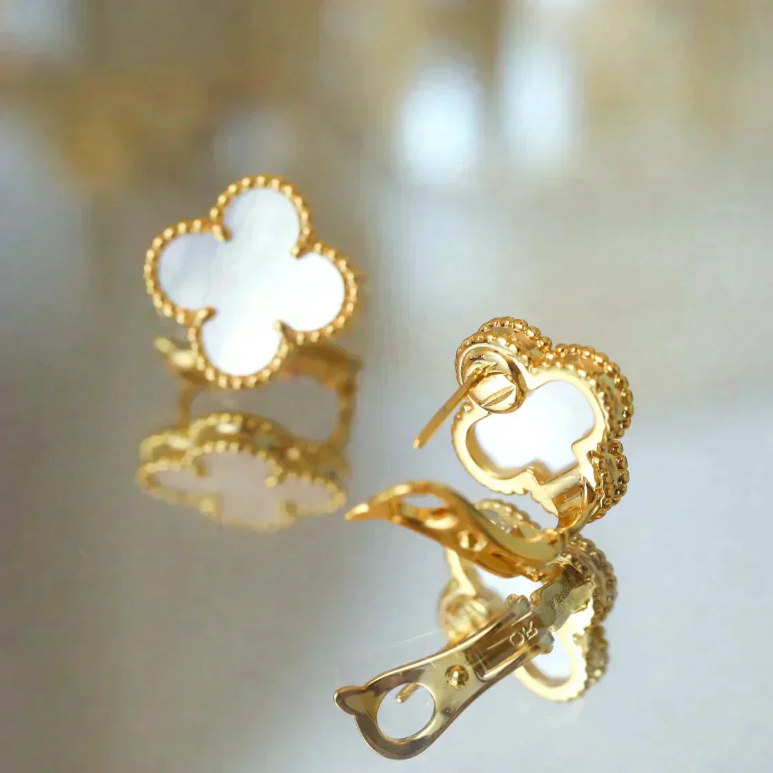 [Elite]CLOVER MEDIUM 1 MOTIFS  WHITE MOP STUD EARRINGS