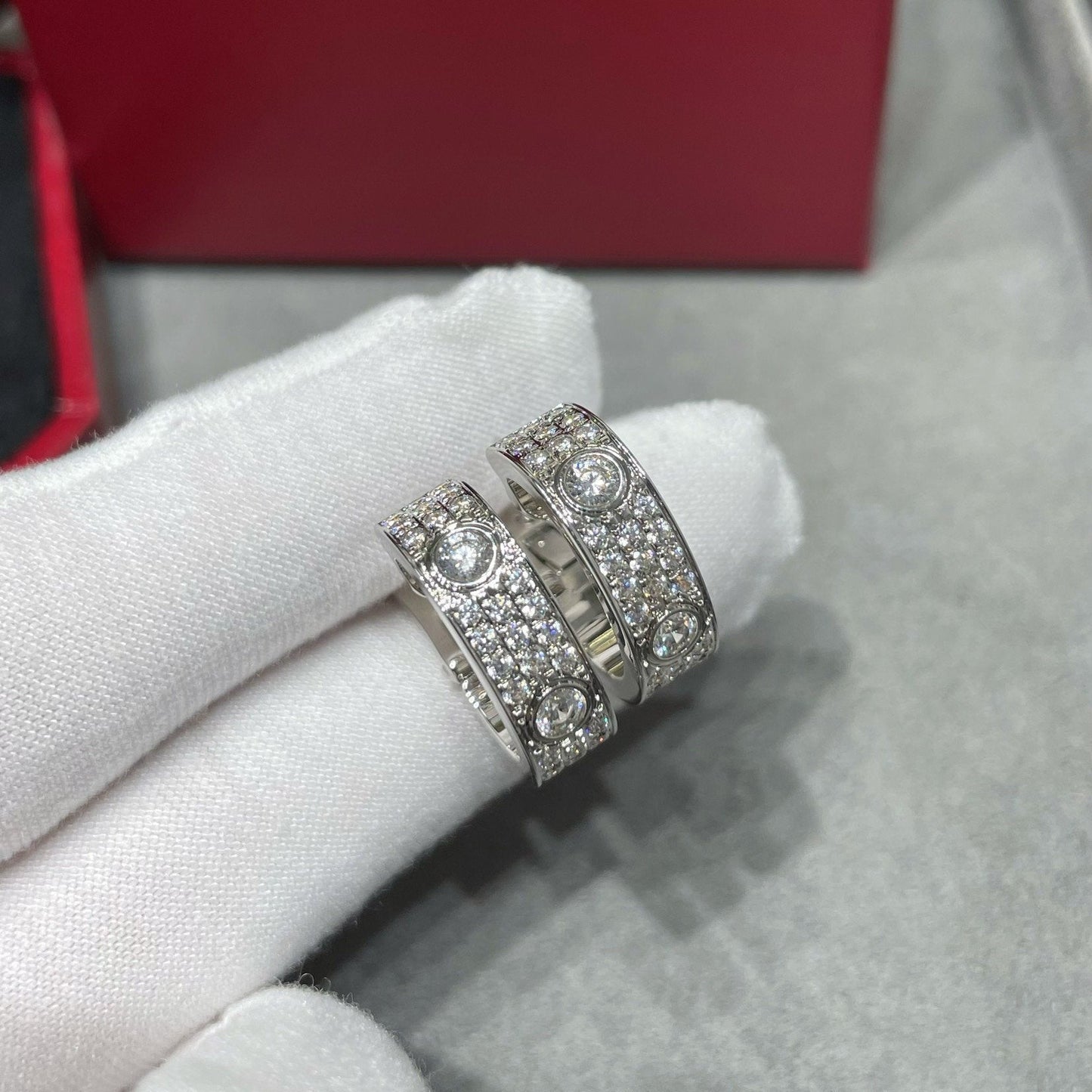 [Elite]LOVE 5.5MM DIAMOND PAVED EARRINGS
