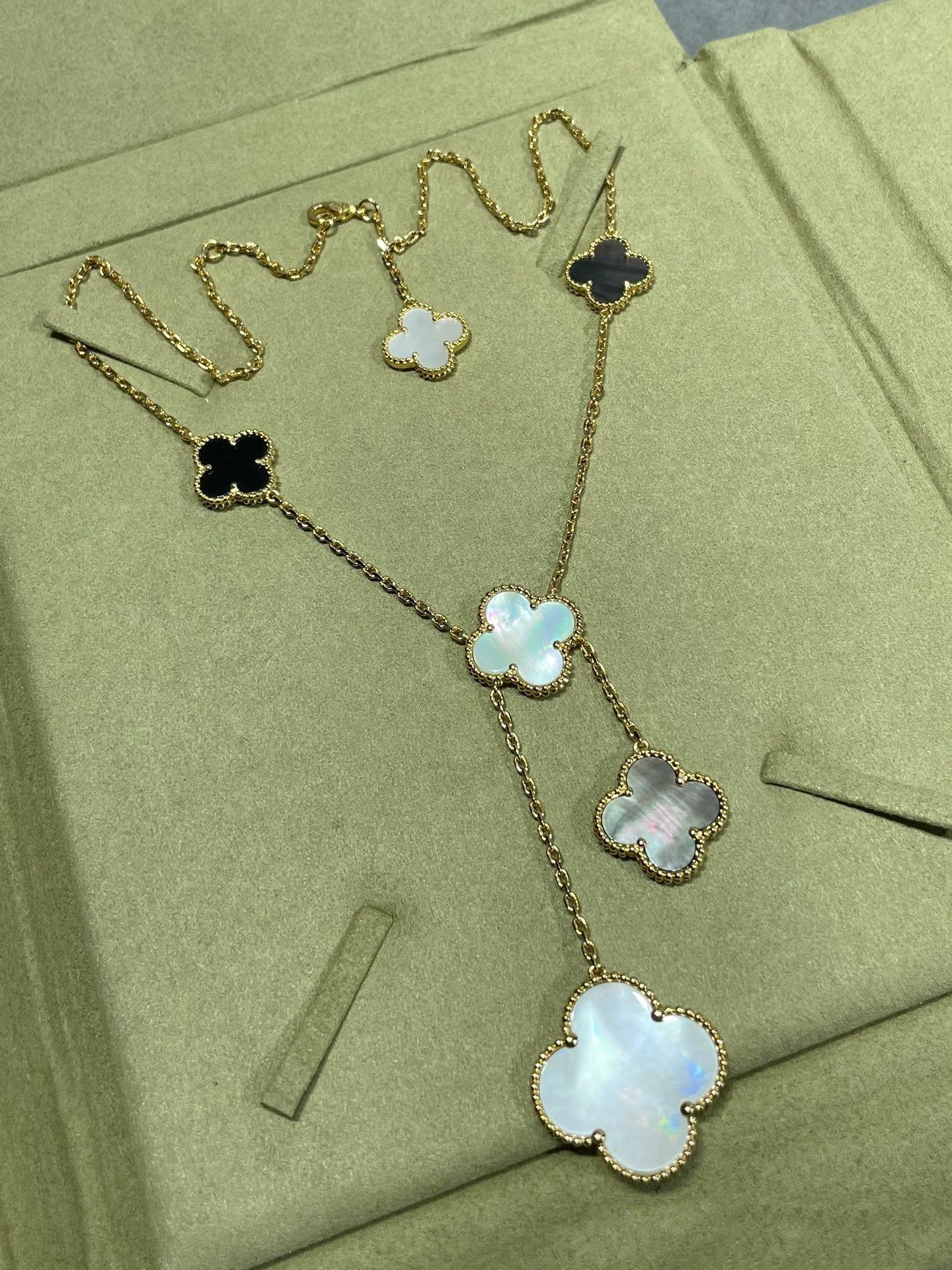 [Elite]CLOVER 6 MOTIF MOP ONYX GOLD NECKLACE