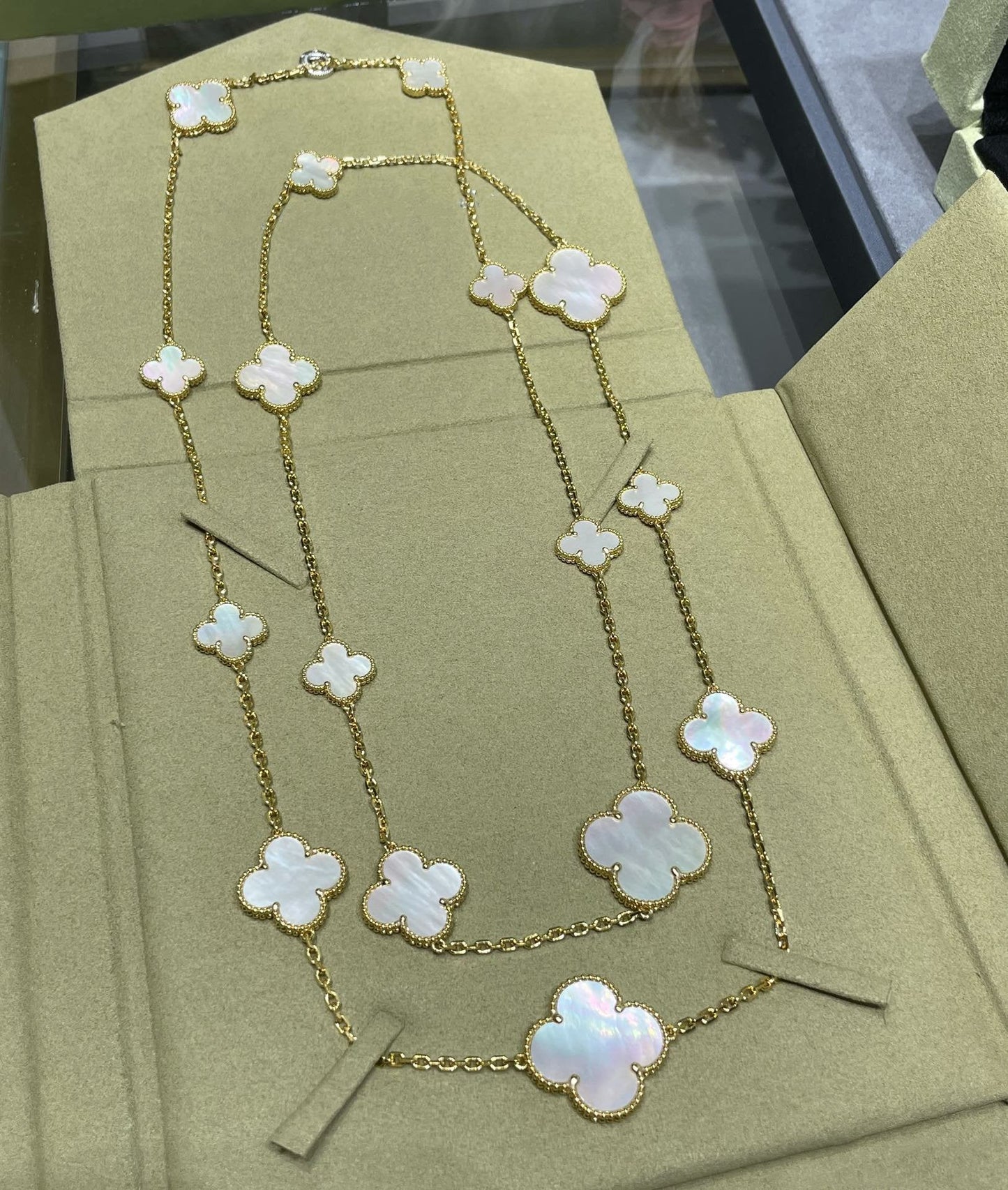 [Elite]CLOVER 16 MOTIF WHITE MOP GOLD NECKLACE