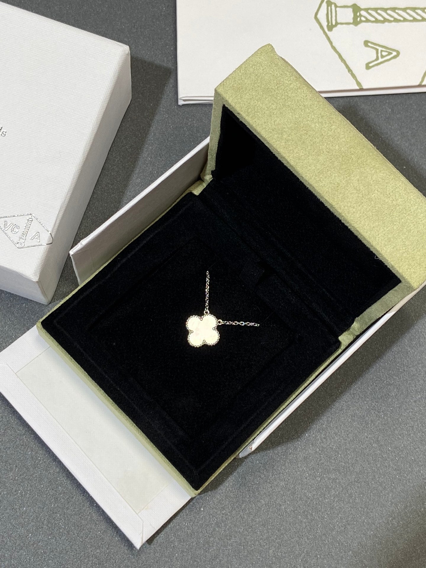[Elite]CLOVER MEDIUM SILVER WHITE MOP NECKLACE