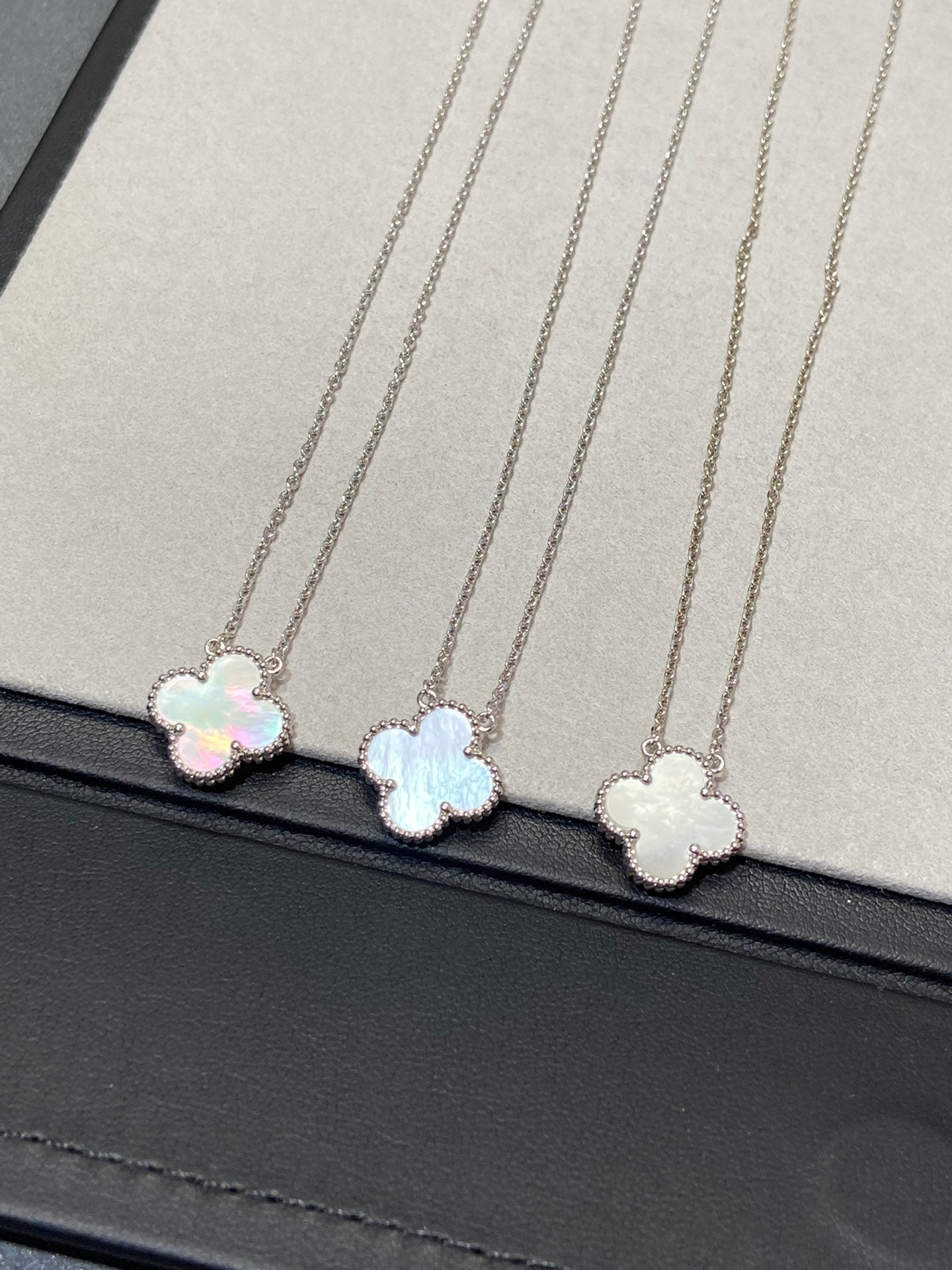 [Elite]CLOVER MEDIUM SILVER WHITE MOP NECKLACE