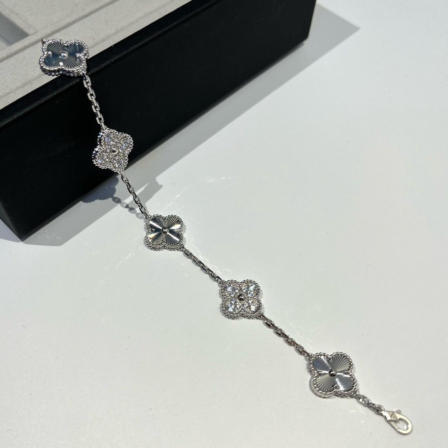[Elite] CLOVER 5 MOTIF LASER BRACELET COLLECTION