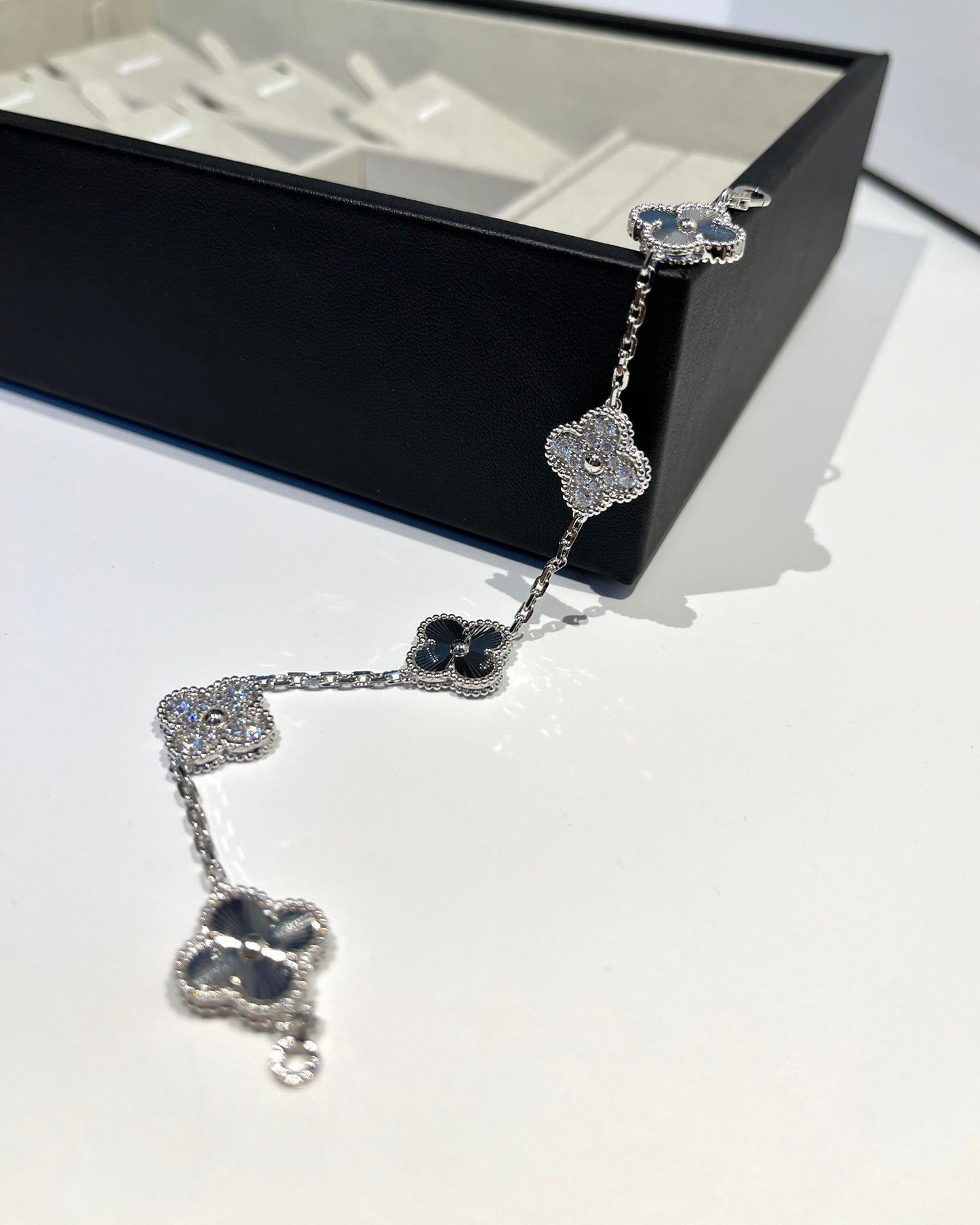 [Elite] CLOVER 5 MOTIF LASER BRACELET COLLECTION