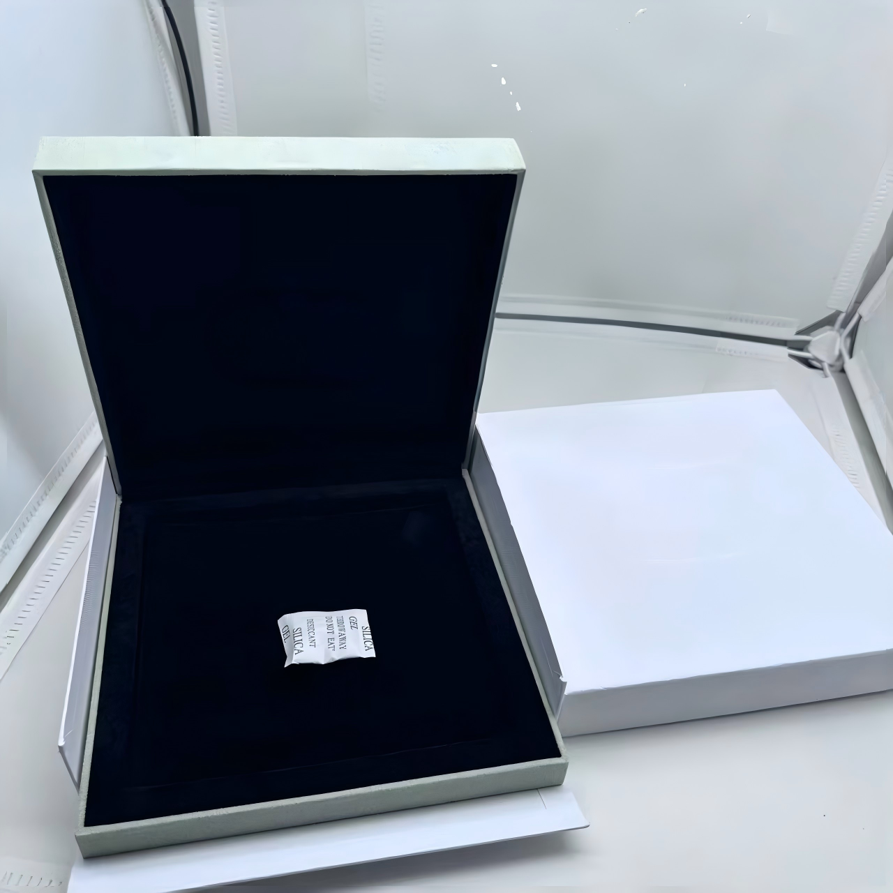 [Elite] VA CLOVER BOX GIFT BAG