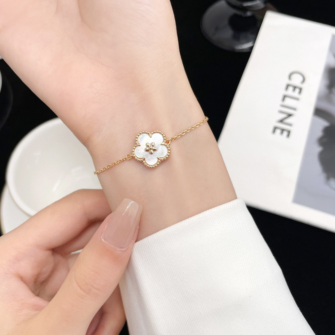 [Elite]LUCKY WHITE MOP PLUM BLOSSOM  BRACELET