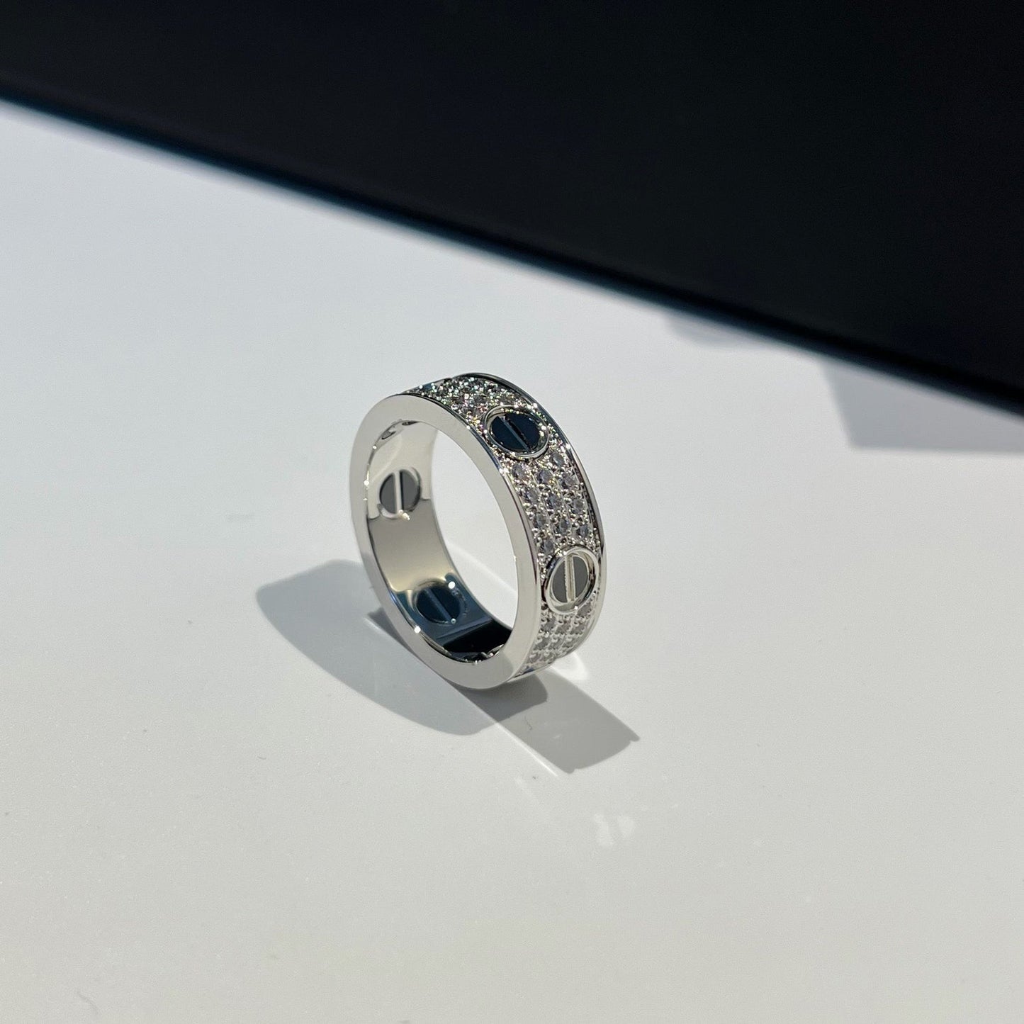 [Elite]LOVE RING 5.5MM DIAMONDS PAVED CERAMIC