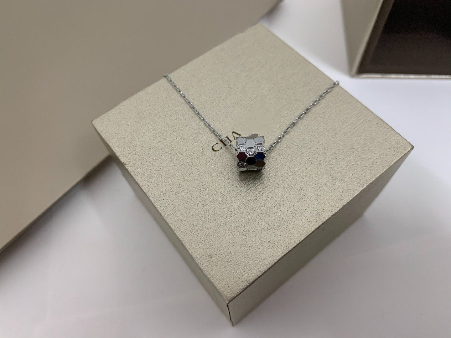 [Elite]BEE LOVE DIAMOND NECKLACE