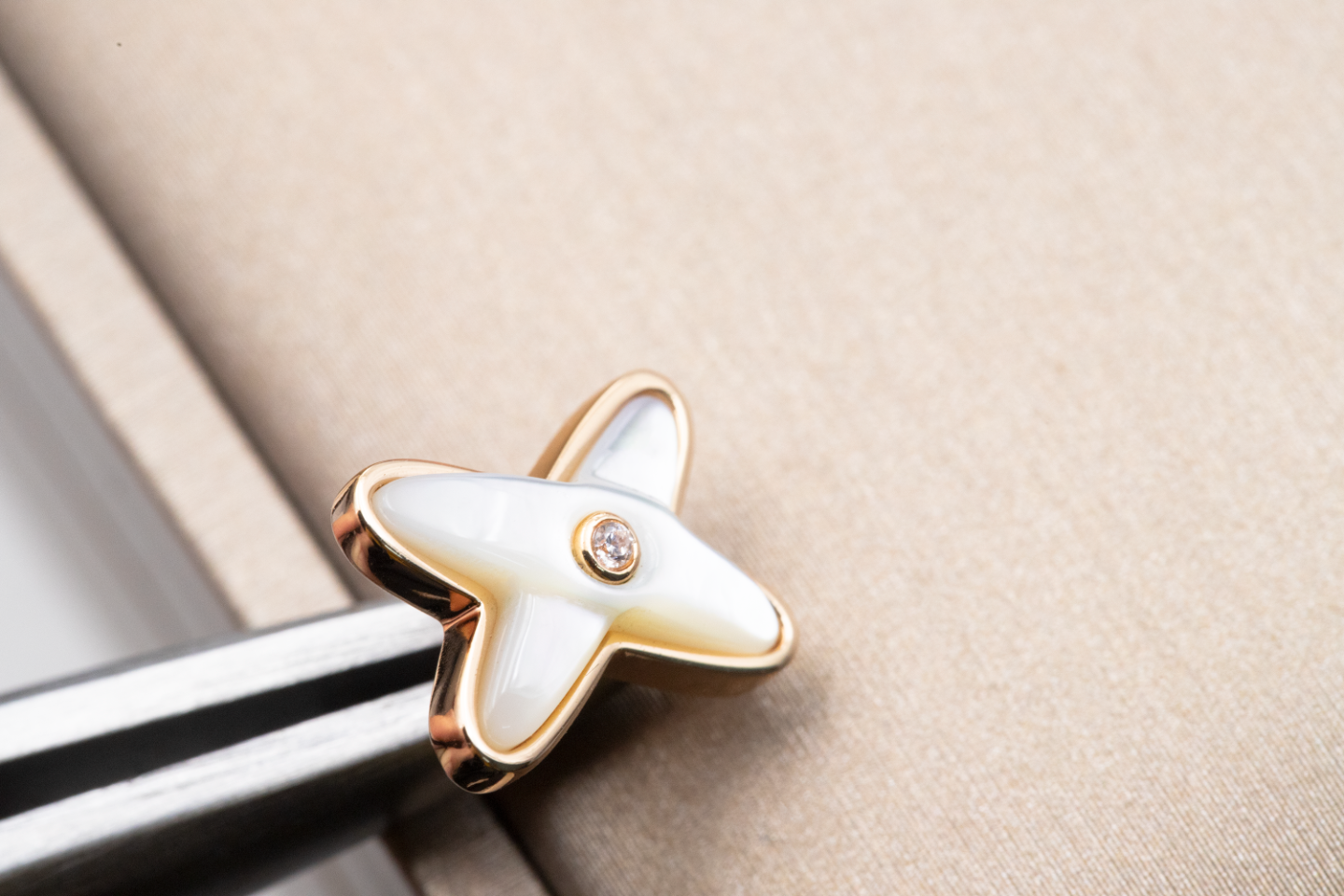 [Elite]JEUX DE WHITE MOP PINK GOLD DIAMOND EARRINGS