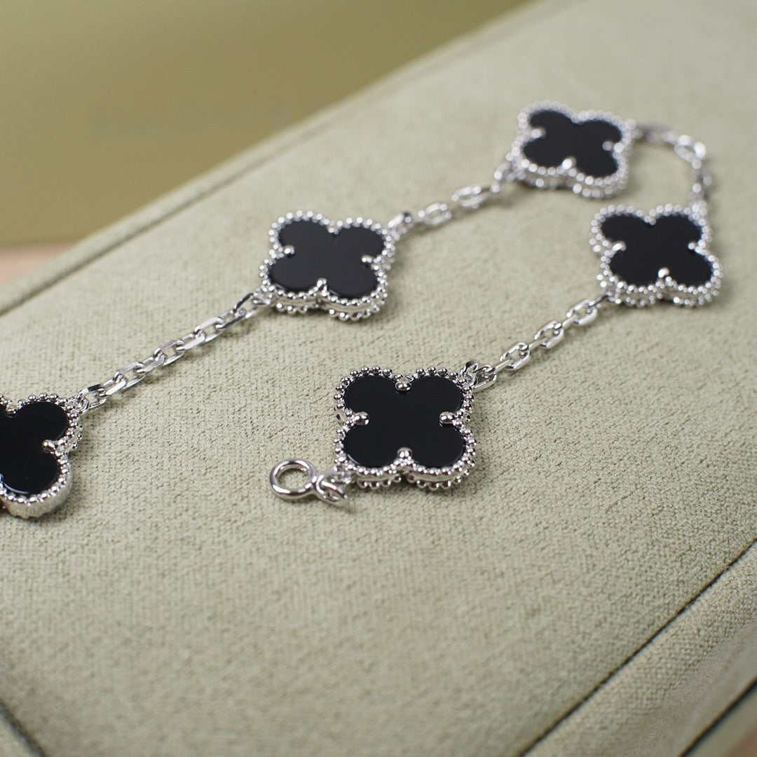 [Elite] CLOVER 5 MOTIF ONYXS BRACELET COLLECTION
