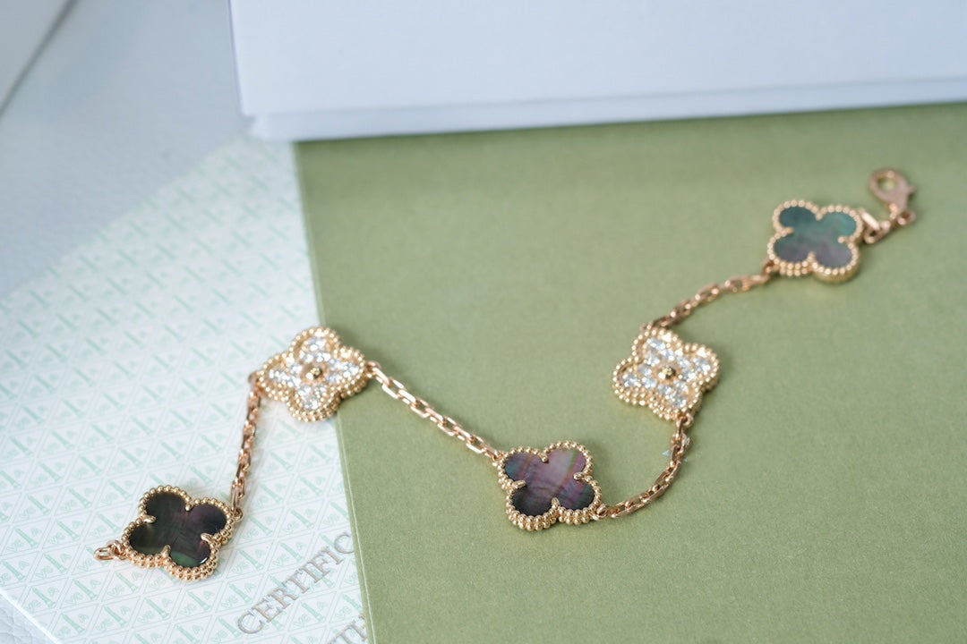 [Elite] CLOVER 5 MOTIF GRAY MOP BRACELET COLLECTION
